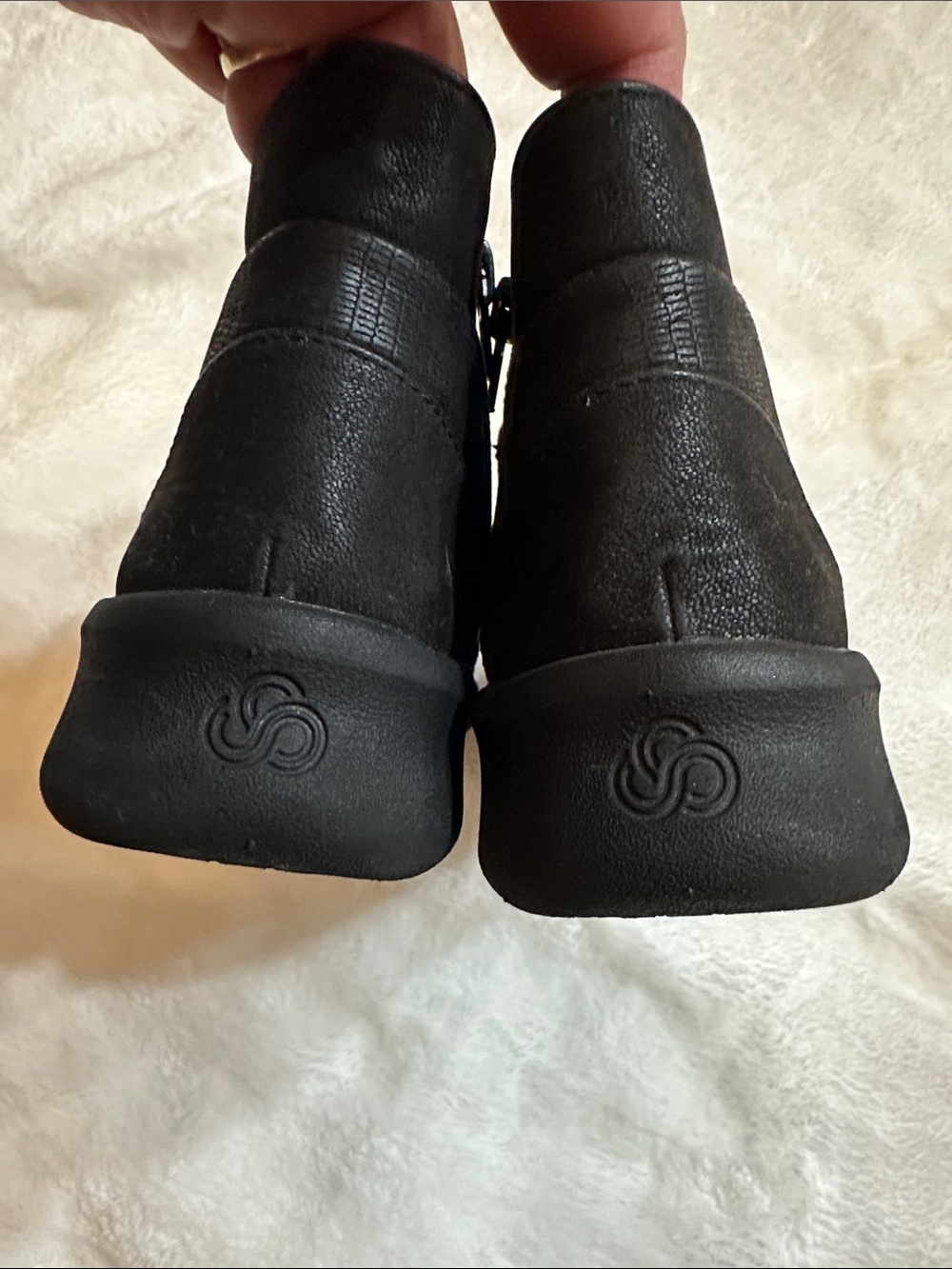 CLARKS CLOUD STEPPERS Women’s Black Vegan Ankle Boots Sz6 Casual Cushion Comfort - Picture 7 of 10